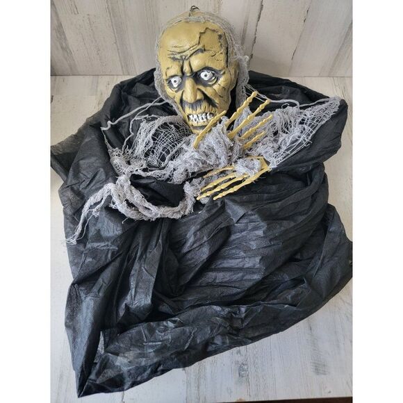 Hanging zombie creepy ground keeper Halloween prop decor - Picture 1 of 8